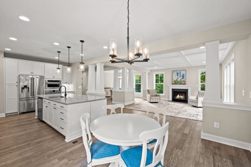 Breakfast room between the kitchen and family room
